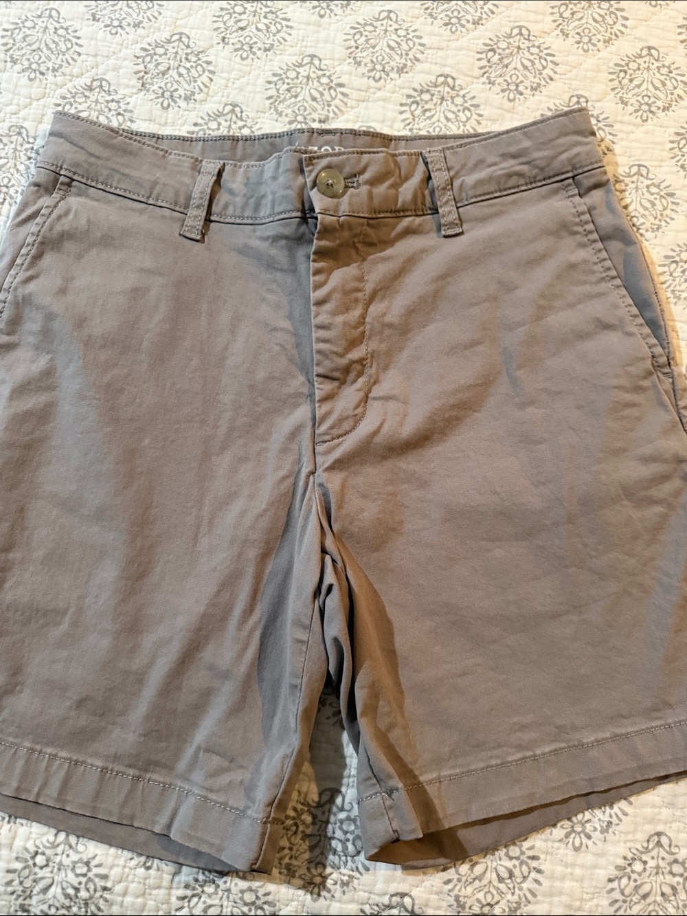 Izod Men's 30 waist Gray Chino Shorts, 7in inseam